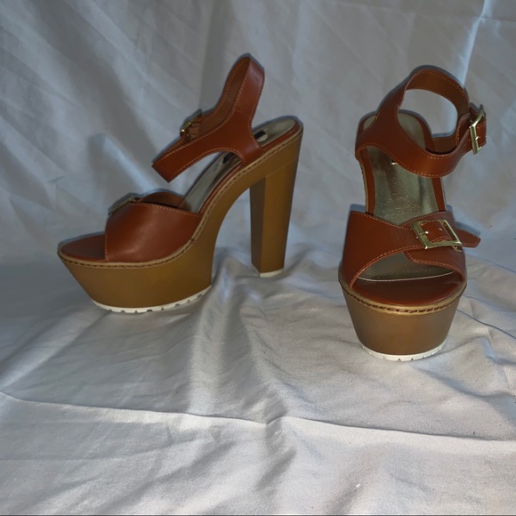 Prevail Chunky Heeled Sandals - Picture 1 of 3